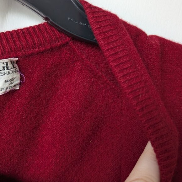 James Pringle 100% Cashmere Red Scottish Fashions V Neck Sweater Size 44 - Picture 13 of 14